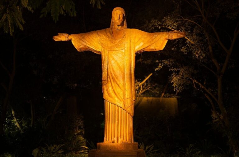 did Jesus wear a dress